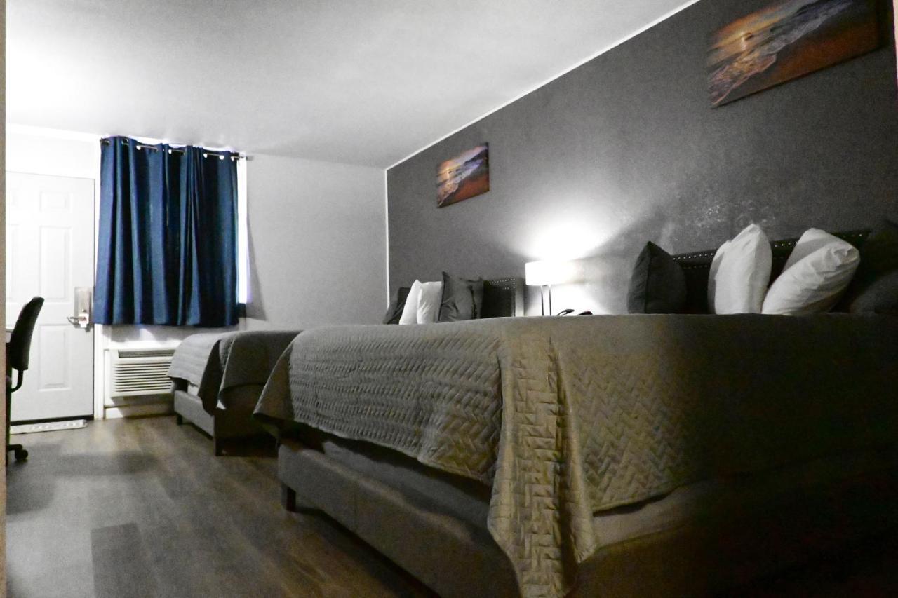 R Nite Star And -home Of The Cowboys & Rangers Hotel 3*