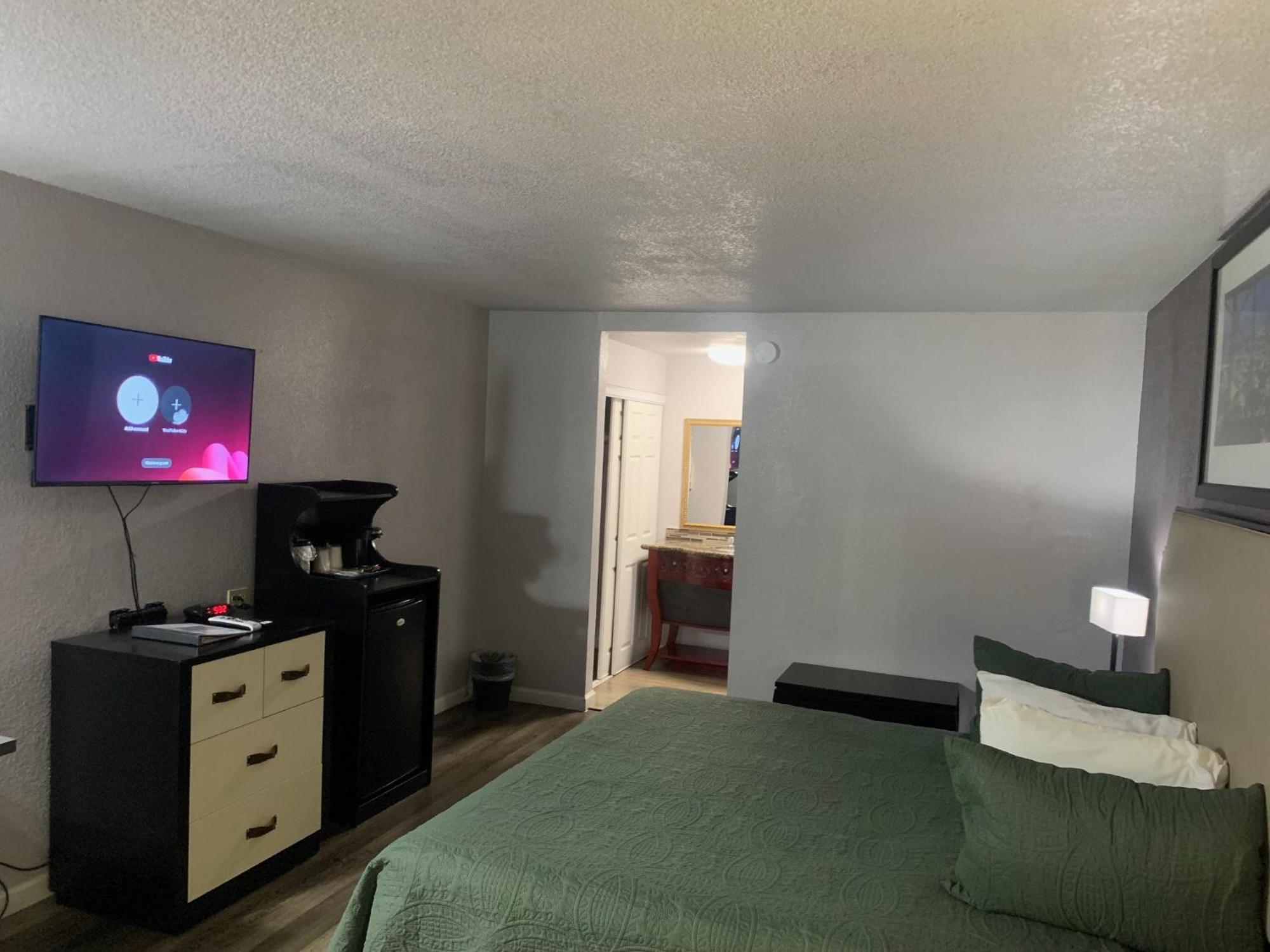 Hotel R Nite Star And -home Of The Cowboys & Rangers